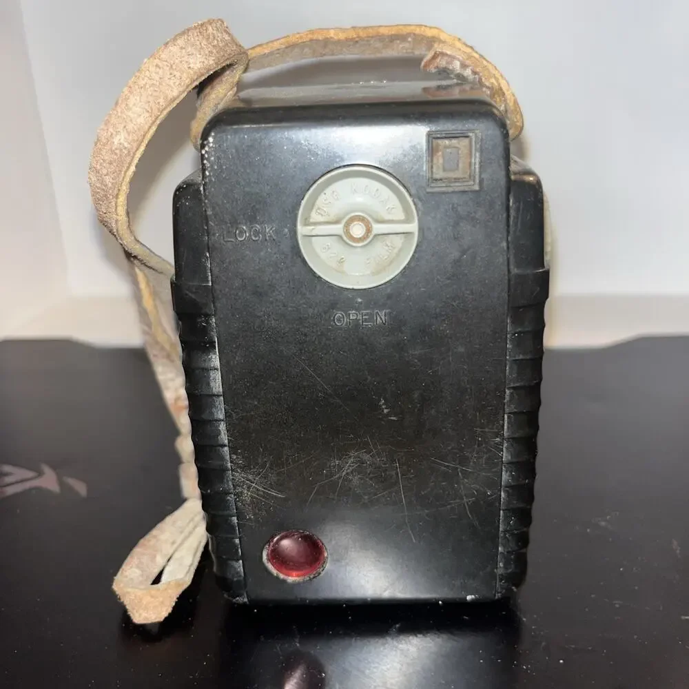 Kodak brownie Bull’s Eye vintage camera w/flash, UNTESTED